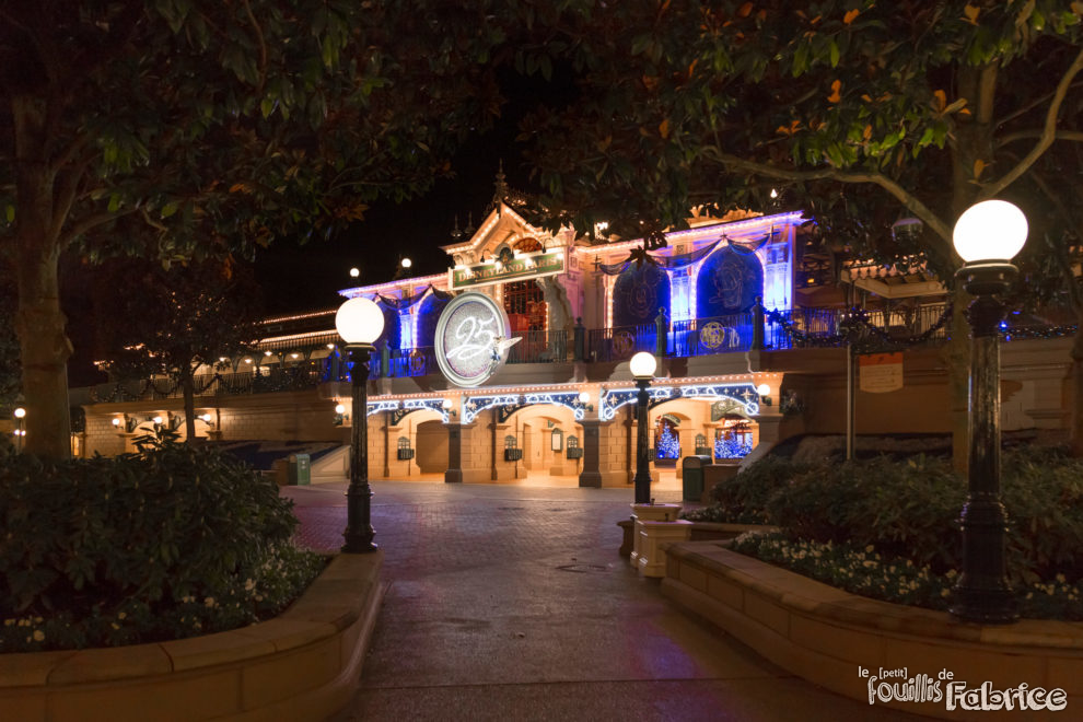 Entrée du parc Disneyland Paris avec quelques décos de Noël