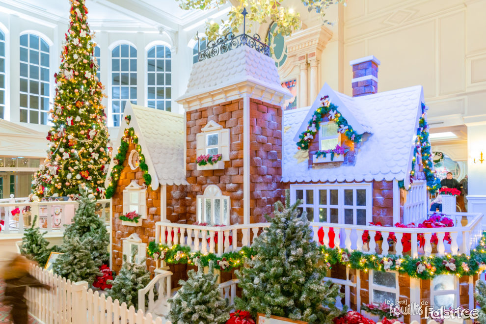 La maison de pain d'épice géante, dans le Disneyland Hôtel de Disneyland Paris