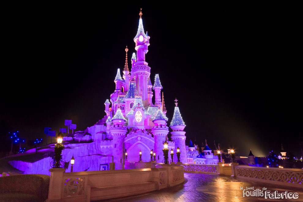 Le château de la Belle au Bois Dormant de Disneyland Paris, magnifique et tout illuminé pour Noël !