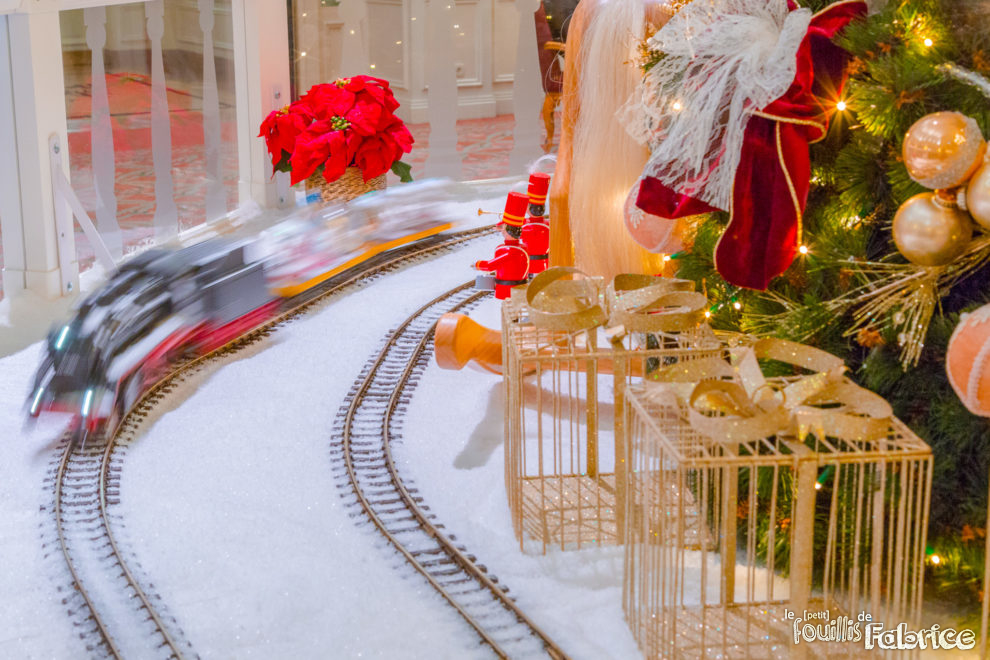 Le petit train autour du sapin de Noël dans le Disneyland Hôtel de Disneyland Paris