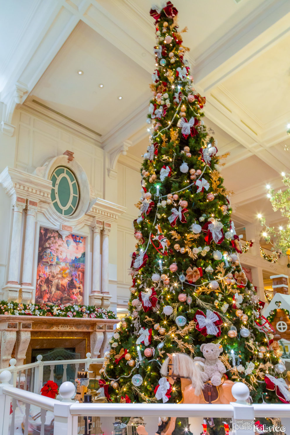 Le super beau, et grand, sapin de Noël dans le Disneyland Hôtel de Disneyland Paris