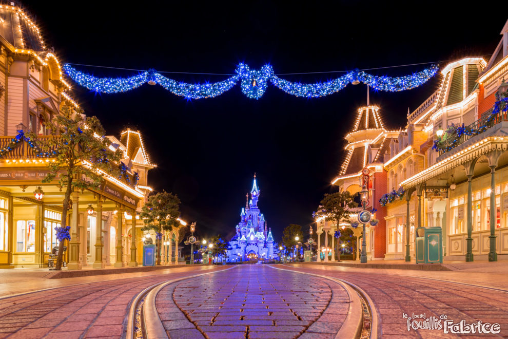 Les décorations de Noël de la rue Main Street à Disneyland Paris... lors de la fermeture du parc, sans visiteur !