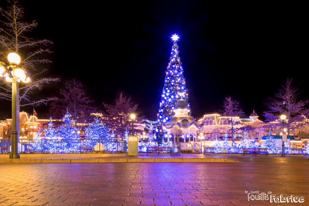 Town Square avec le sapin de Noël de Disneyland Paris