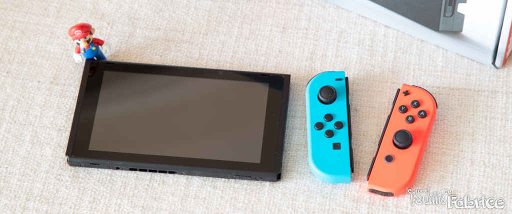 L'écran de la console, et les "Joy-Con" bleu et rouge