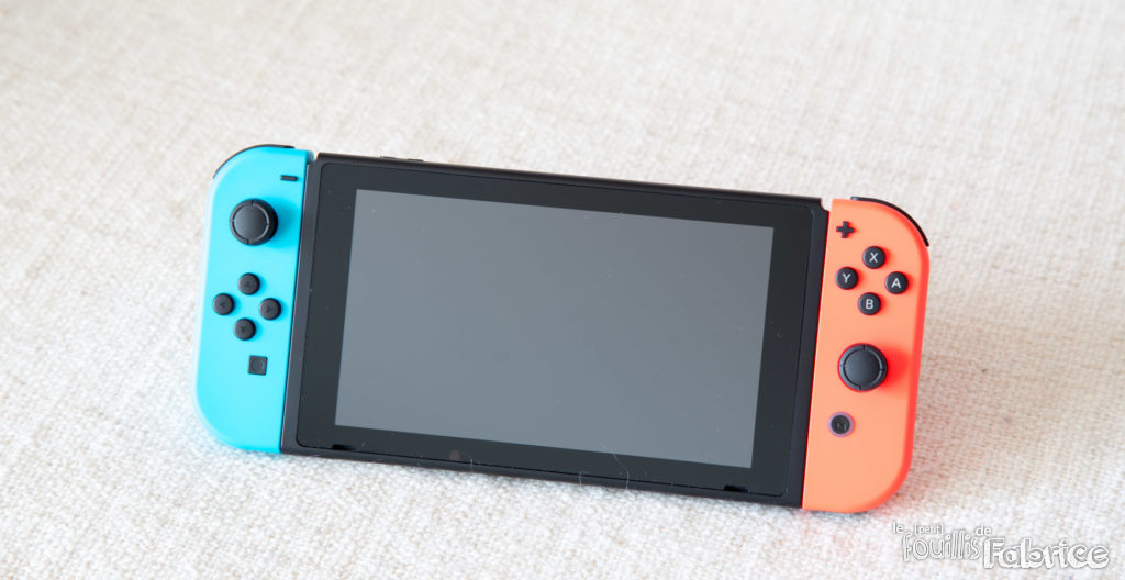 La Nintendo Switch avec les "Joy-Con" fixé dessus