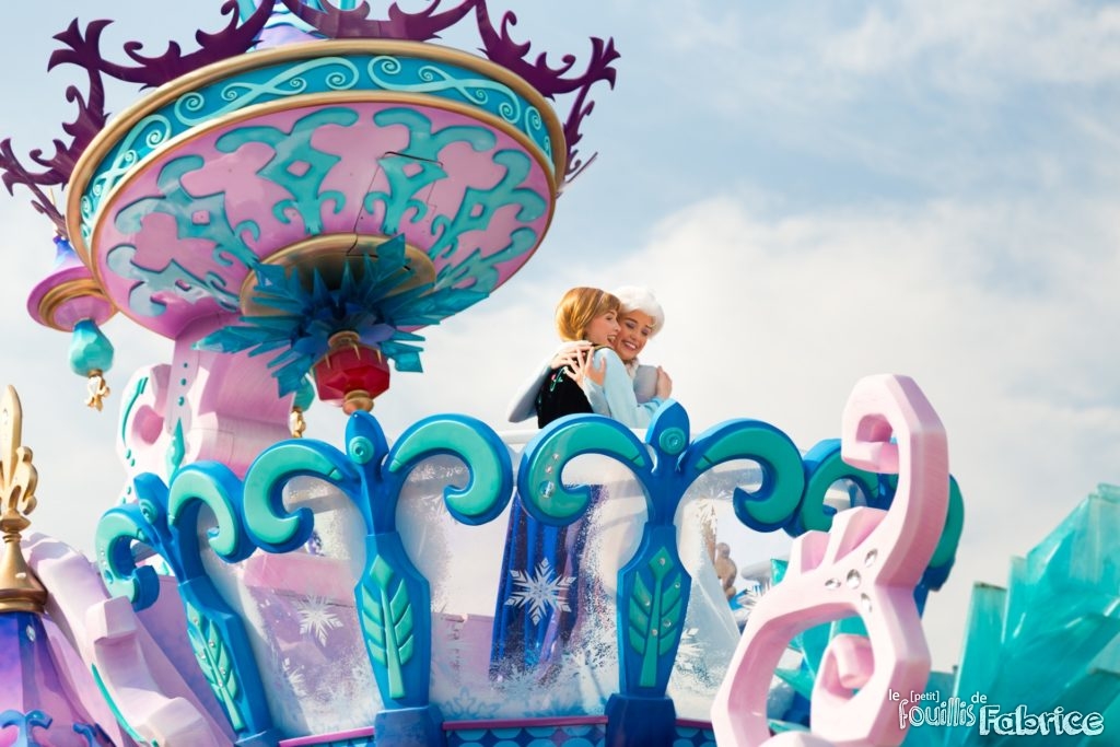 Anna et Elsa sur leur char de Disney's Stars on Parade