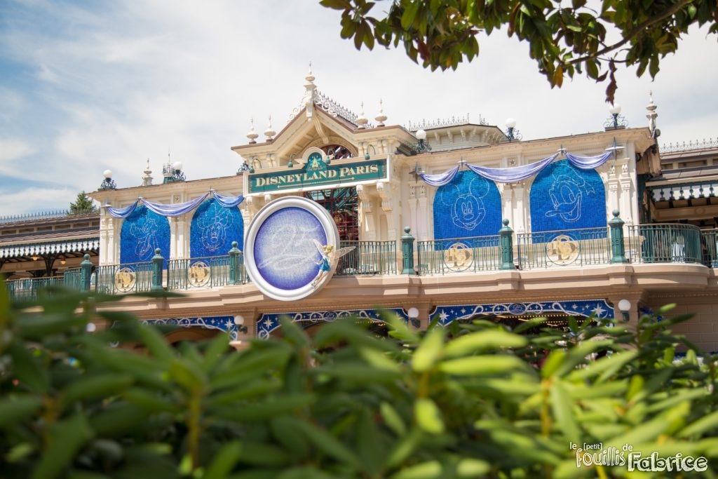 L'entrée de Disneyland Paris, décoré pour les 25 ans !