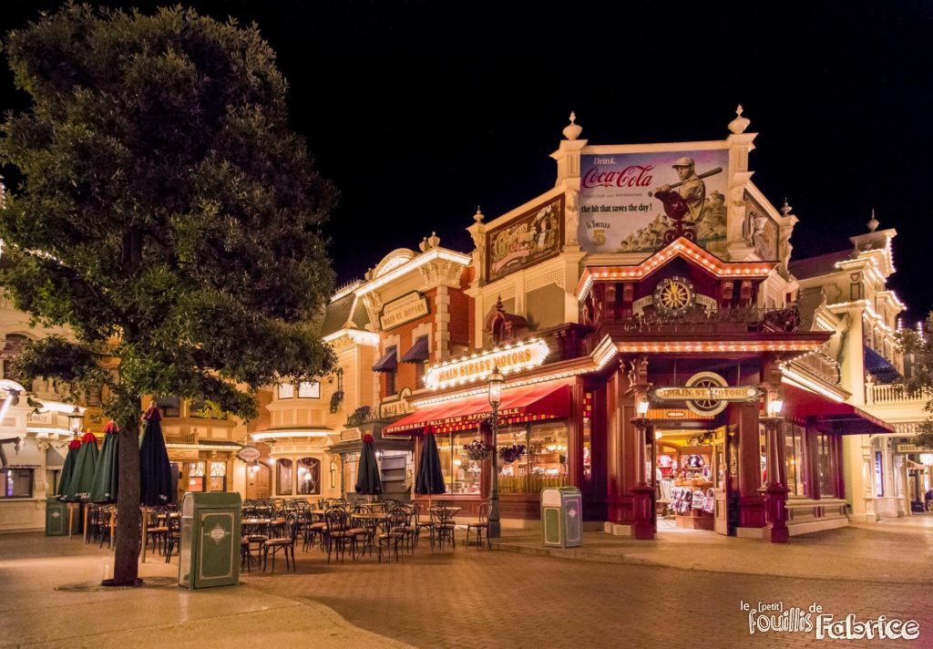 Le magasin de vêtements "Main Street Motors", la nuit