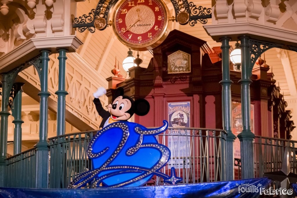 Mickey nous dit au revoir, à la gare du Disneyland Railroad