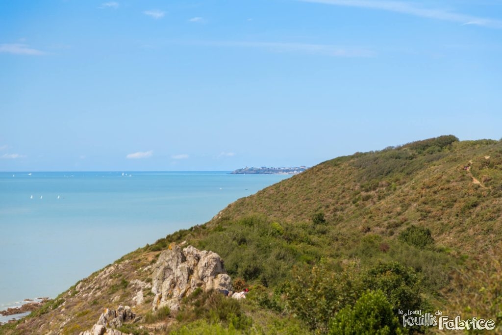 Vue sur Granville depuis le chemin des douaniers à Carolles