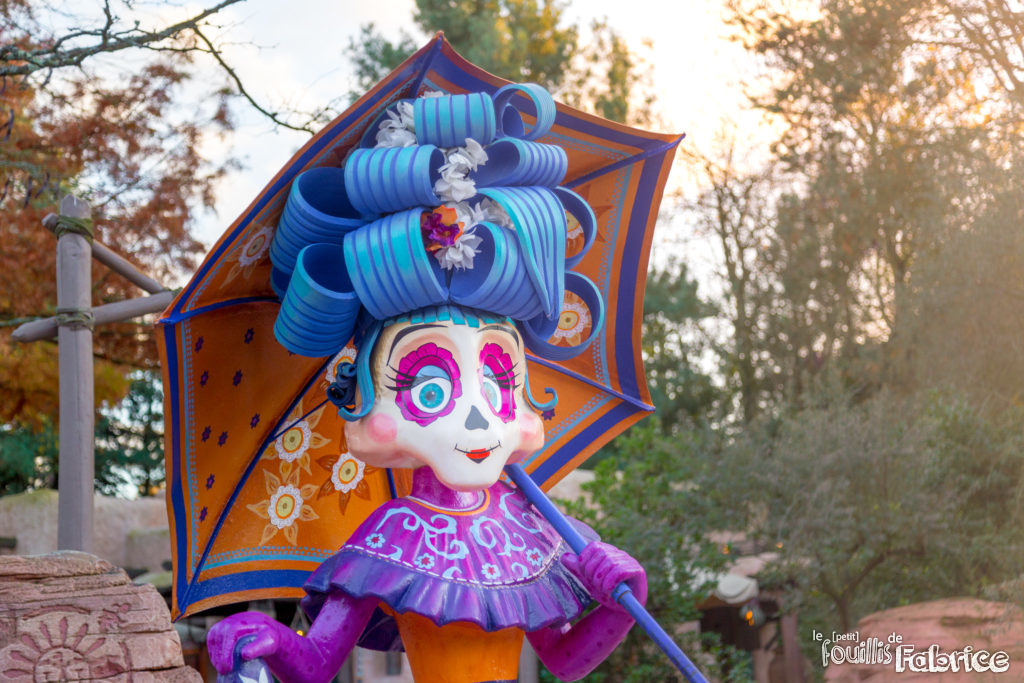 La dame statue squelette coloré "Dia de los Muertos" - Version rose, au couché du soleil
