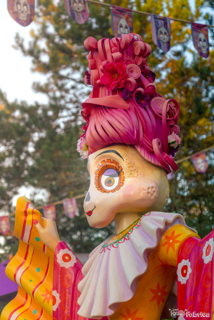La dame statue squelette coloré "Dia de los Muertos" - Version rouge et orange