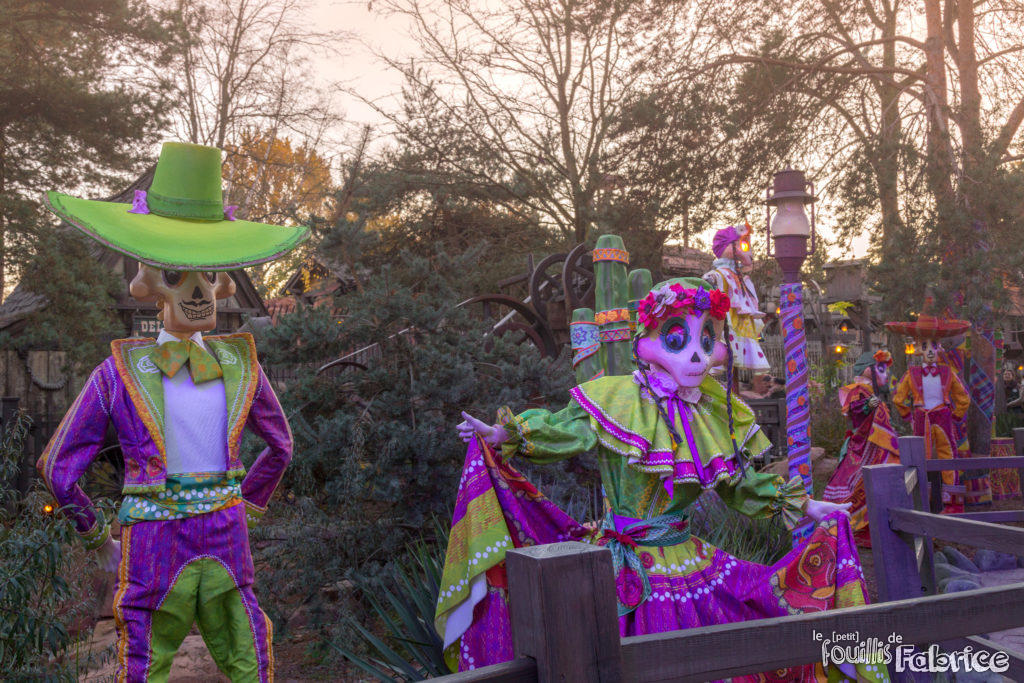 La rue de Frontierland toute décorée pour le "Dia de los Muertos", avec des squelettes