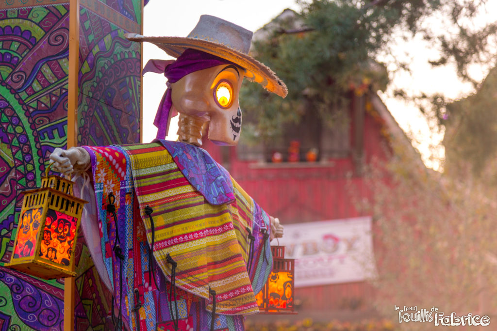 Les squelettes lanterne de Frontierland au couché du soleil