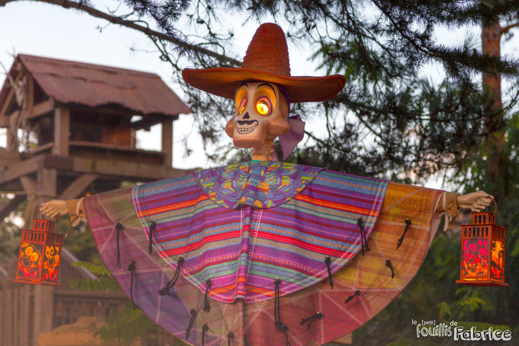 Les squelettes lanterne de Frontierland avec les yeux lumineux, au couché du soleil