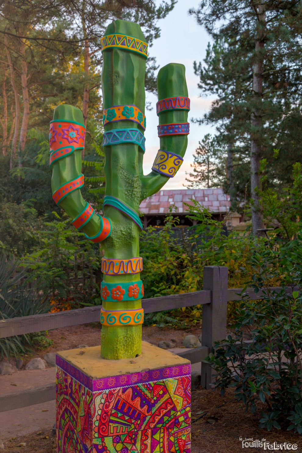 Un cactus de Frontierland, aux couleurs du "Dia de los Muertos"