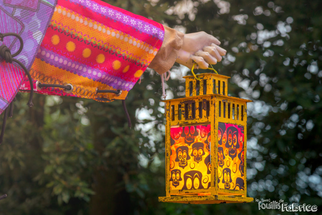 Une lanterne de Frontierland, spécial "Dia de los Muertos"