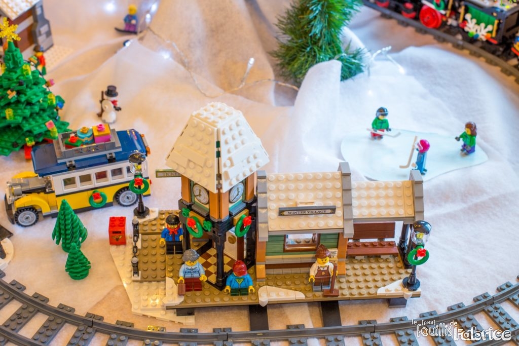 Gare du train LEGO au pide de mon sapin de Noël