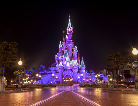 Le château de la Belle au Bois Dormant de Disneyland Paris, lors de la fermeture du parc, sans visiteur... et illuminé pour Noël !