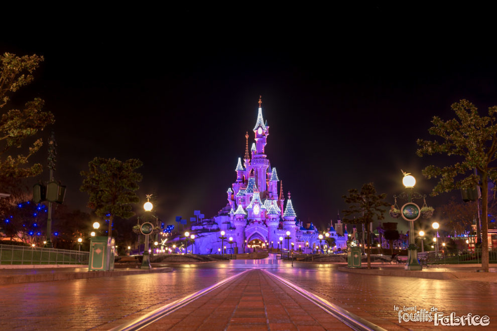 Le château de la Belle au Bois Dormant de Disneyland Paris, lors de la fermeture du parc, sans visiteur... et illuminé pour Noël !