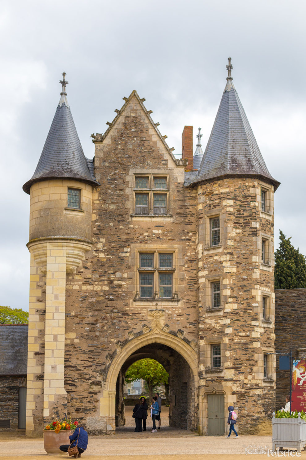 Dans la cours du Château d'Angers